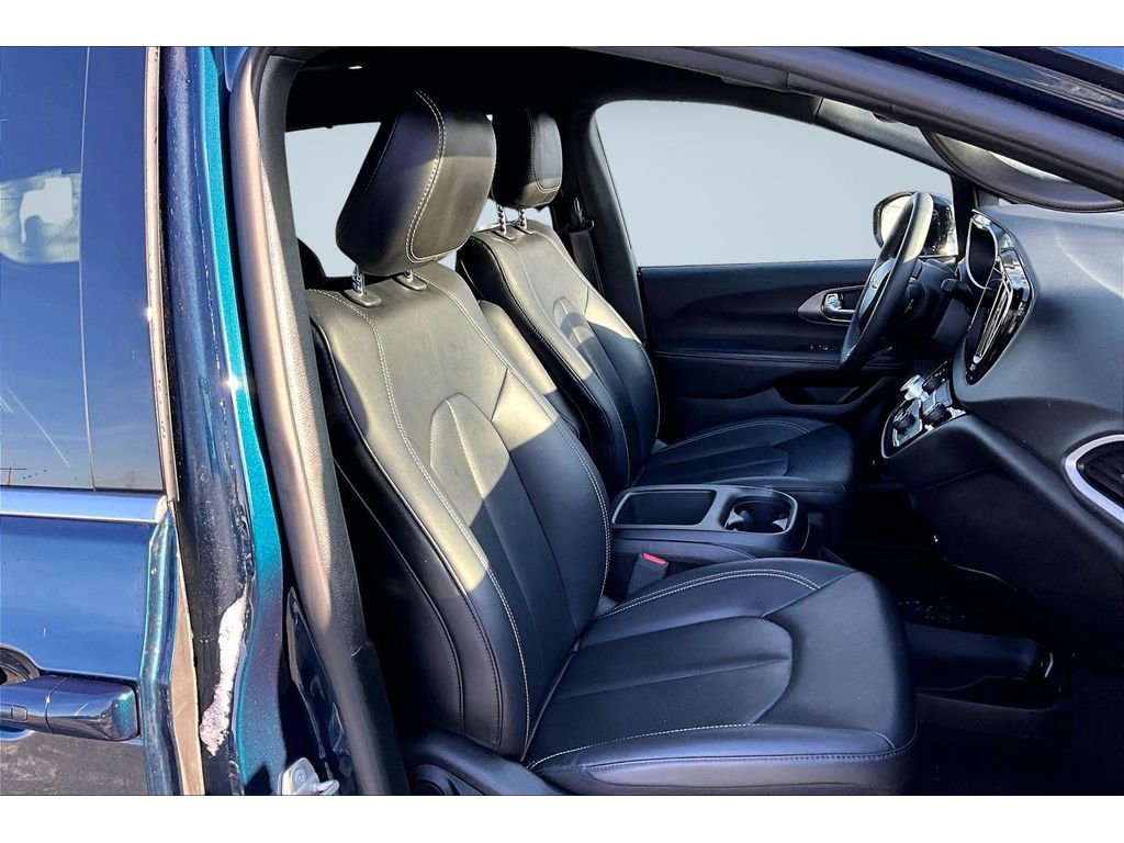 Used 2025 Chrysler Pacifica Select image 8