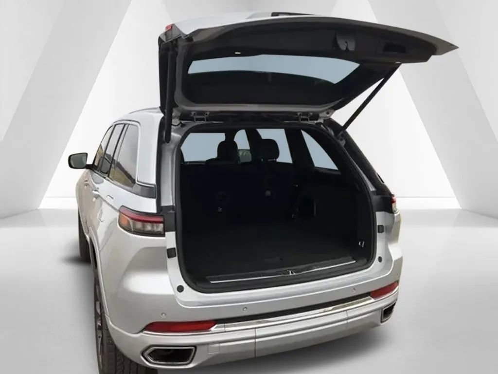 Used 2022 Jeep Grand Cherokee Overland w/ Luxury Tech Group IV image 18