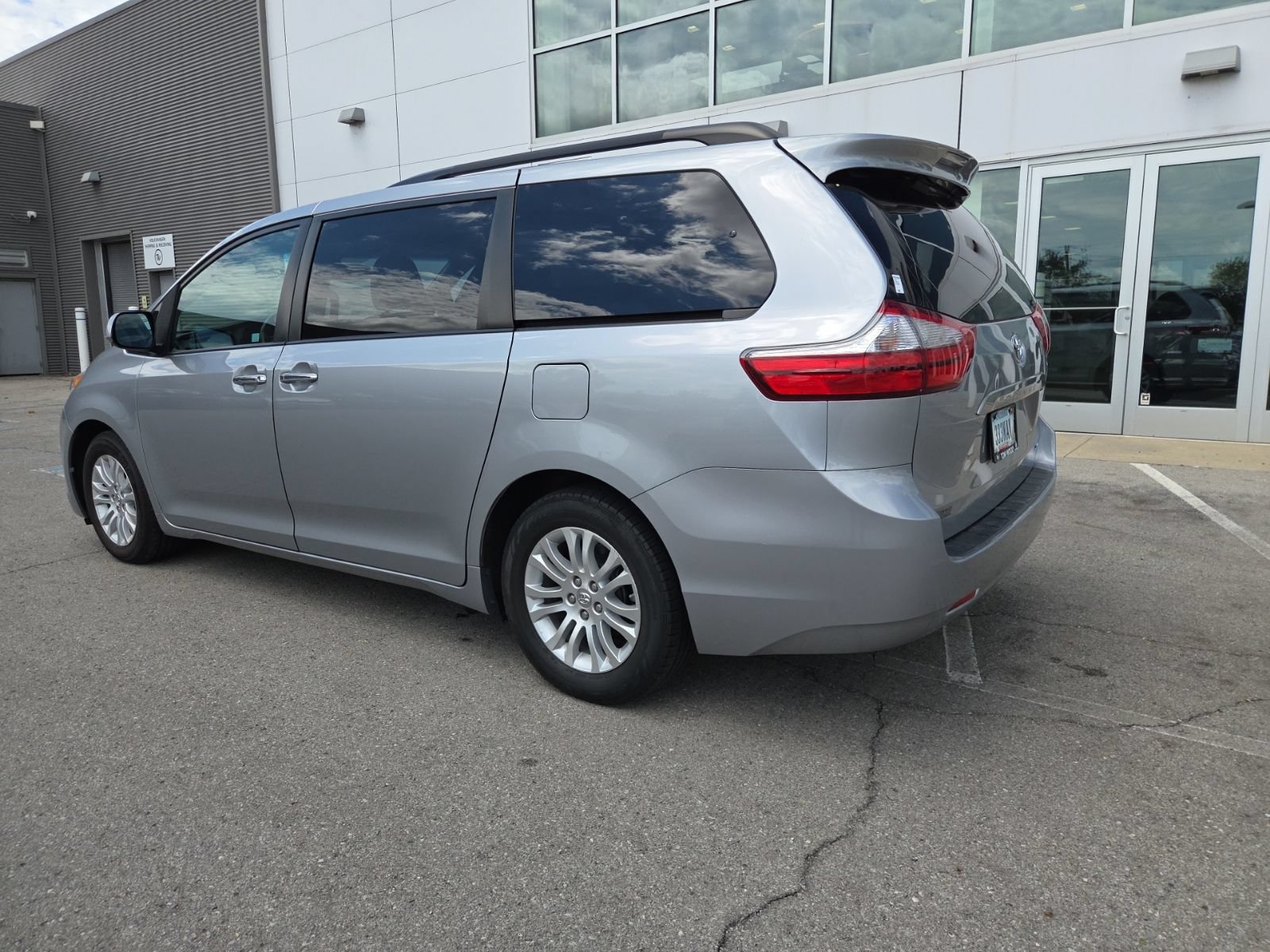 Used 2017 Toyota Sienna XLE FWD image 12