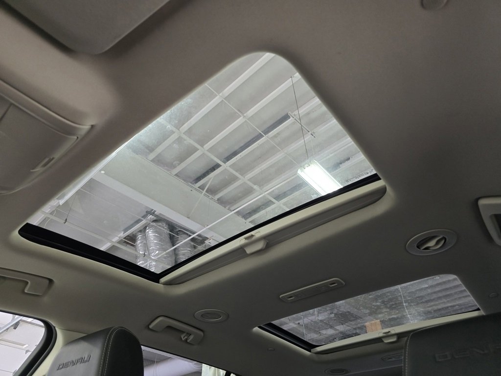 Used 2021 GMC Acadia Denali w/ Denali Technology Package image 3