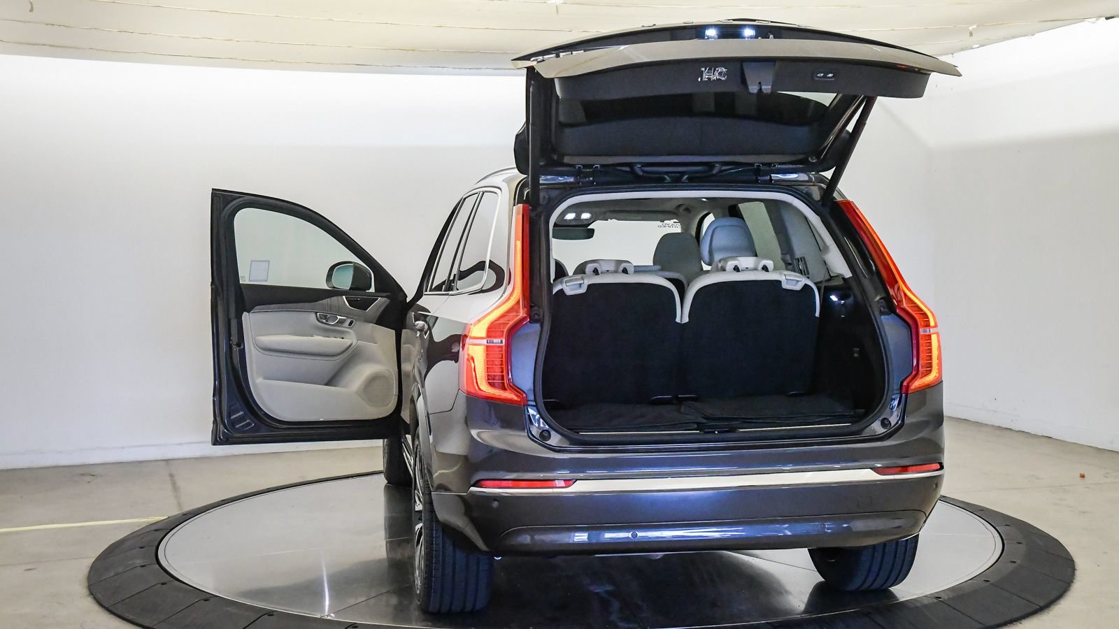 Certified 2024 Volvo XC90 T8 Core AWD/4WD image 27