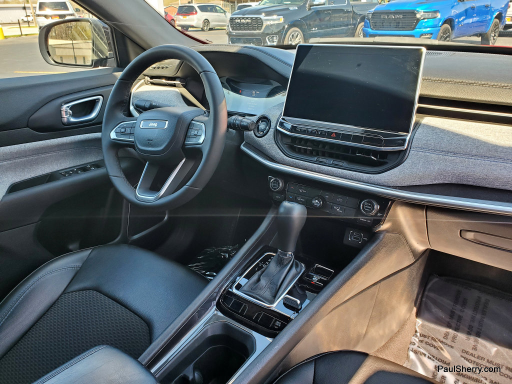 Used 2023 Jeep Compass Latitude image 11