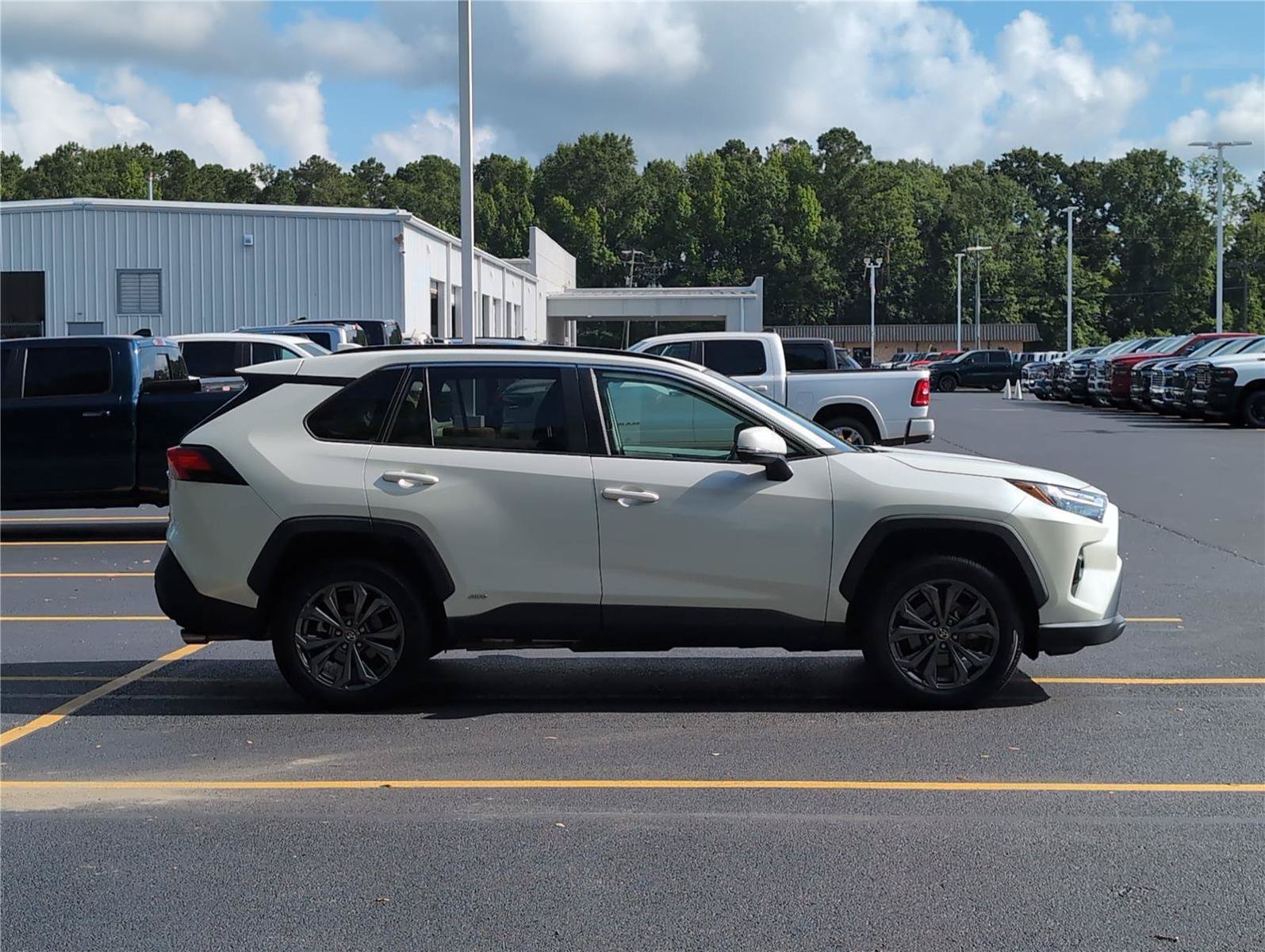 Used 2022 Toyota RAV4 XLE Premium AWD/4WD image 8