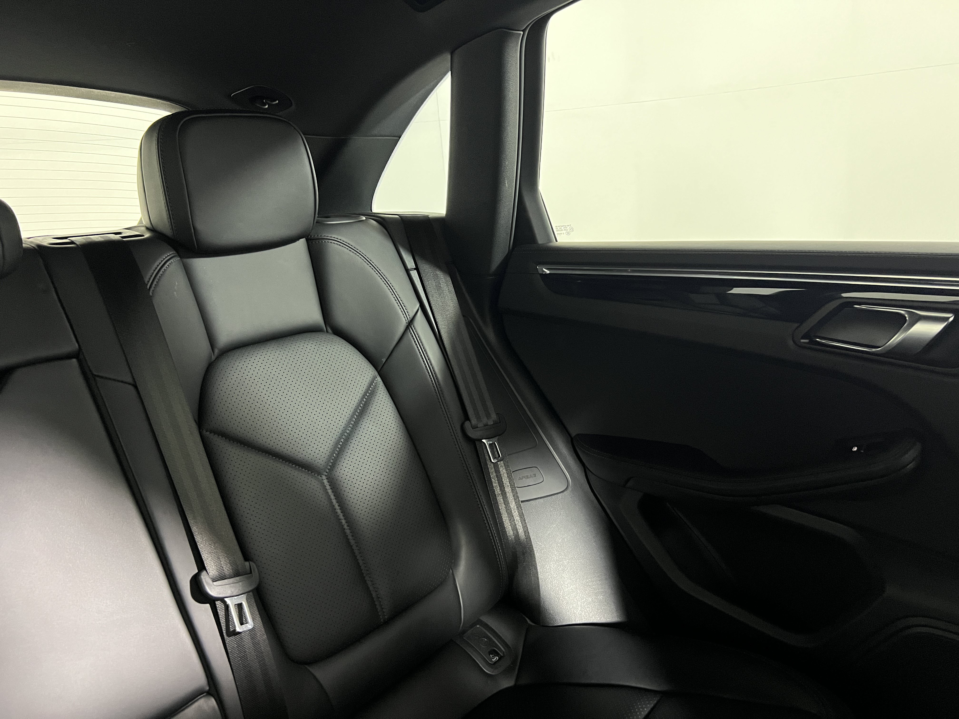 Certified 2024 Porsche Macan AWD/4WD image 17