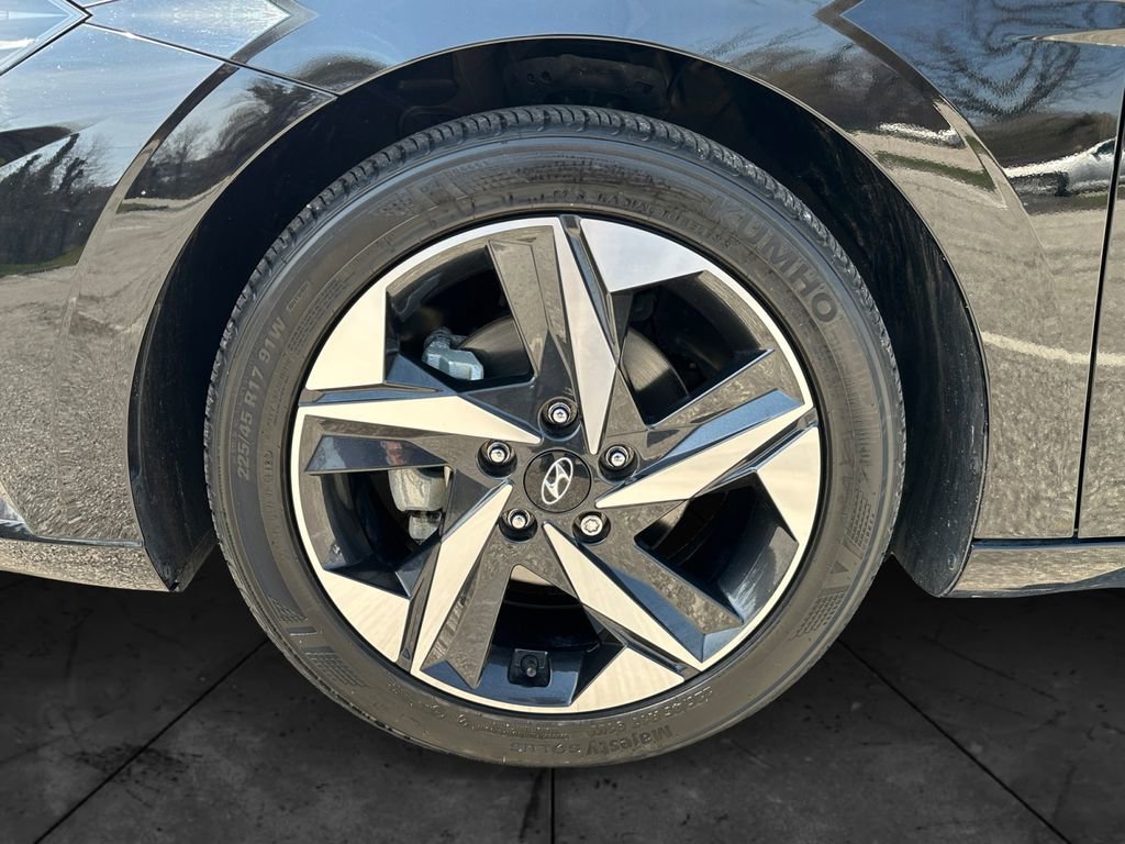 Used 2023 Hyundai Elantra Limited image 14