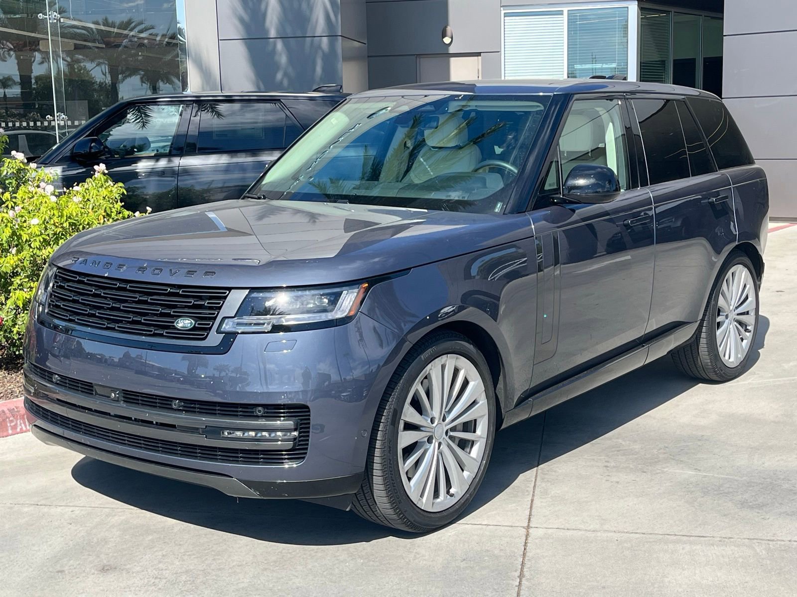 Used 2024 Land Rover Range Rover SE image 1