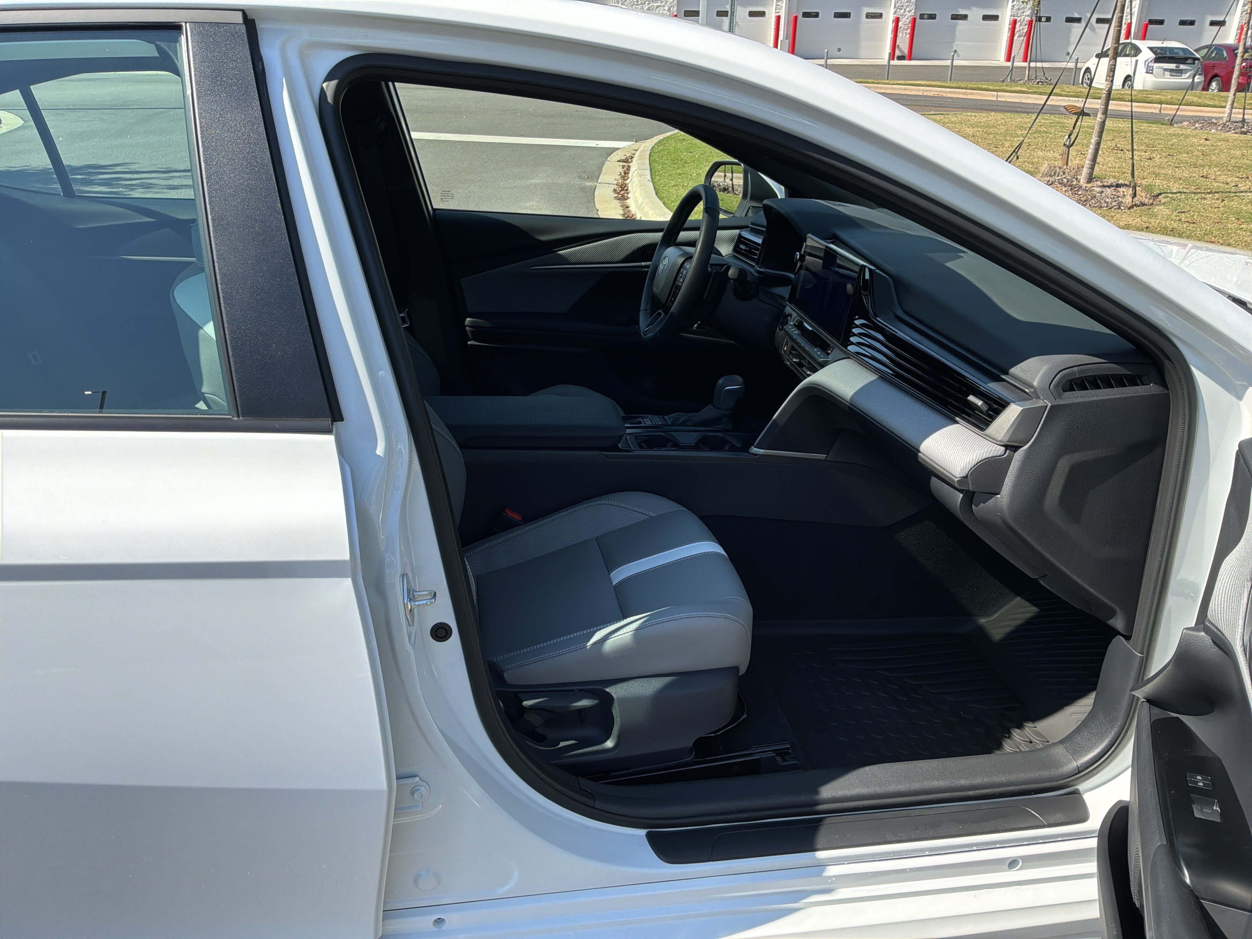 Used 2026 Toyota Camry SE w/ Multimedia Upgrade Package FWD image 33