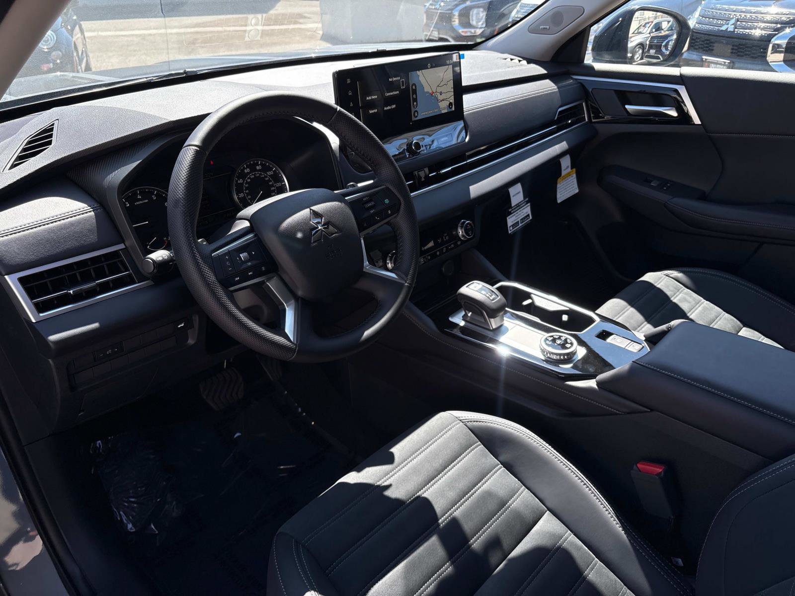 New 2025 Mitsubishi Outlander SE image 13