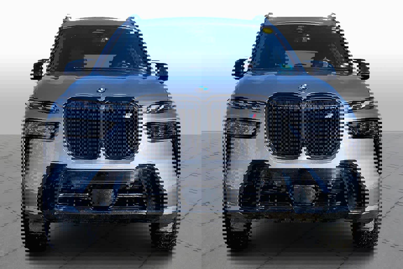 Used 2025 BMW X7 M60i w/ Climate Comfort Package image 4