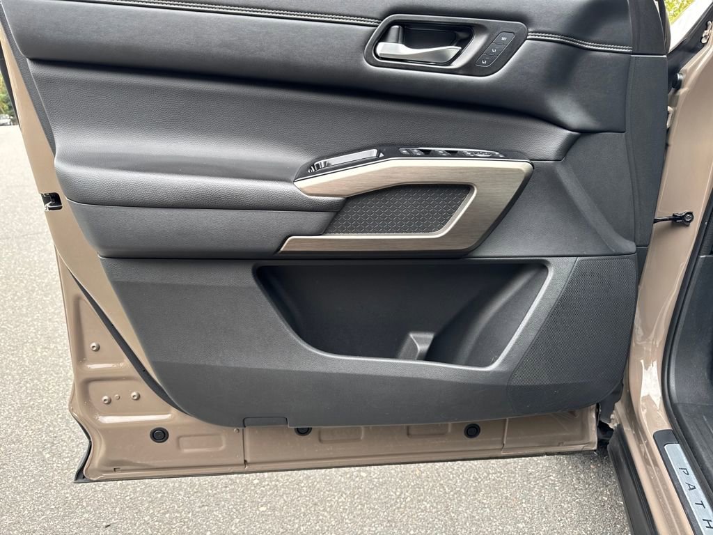 Used 2023 Nissan Pathfinder Platinum image 13