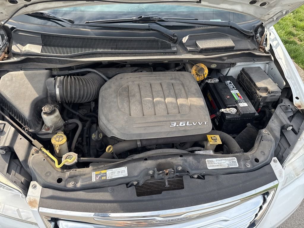 Used 2016 Chrysler Town & Country Touring image 10