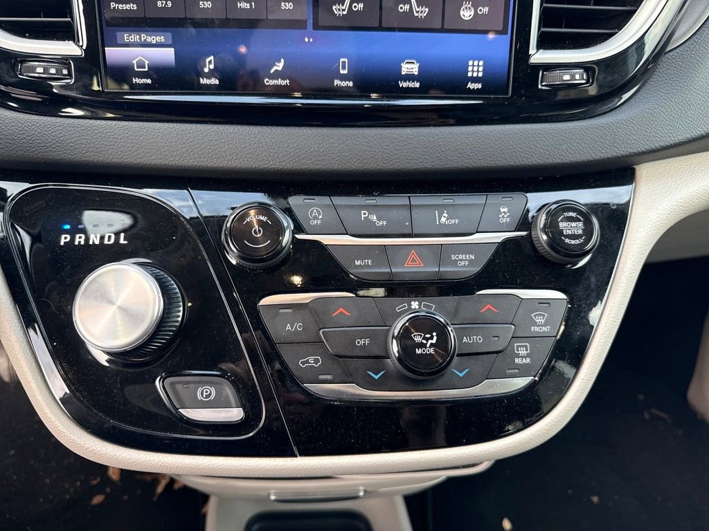 Used 2024 Chrysler Pacifica Touring-L image 45