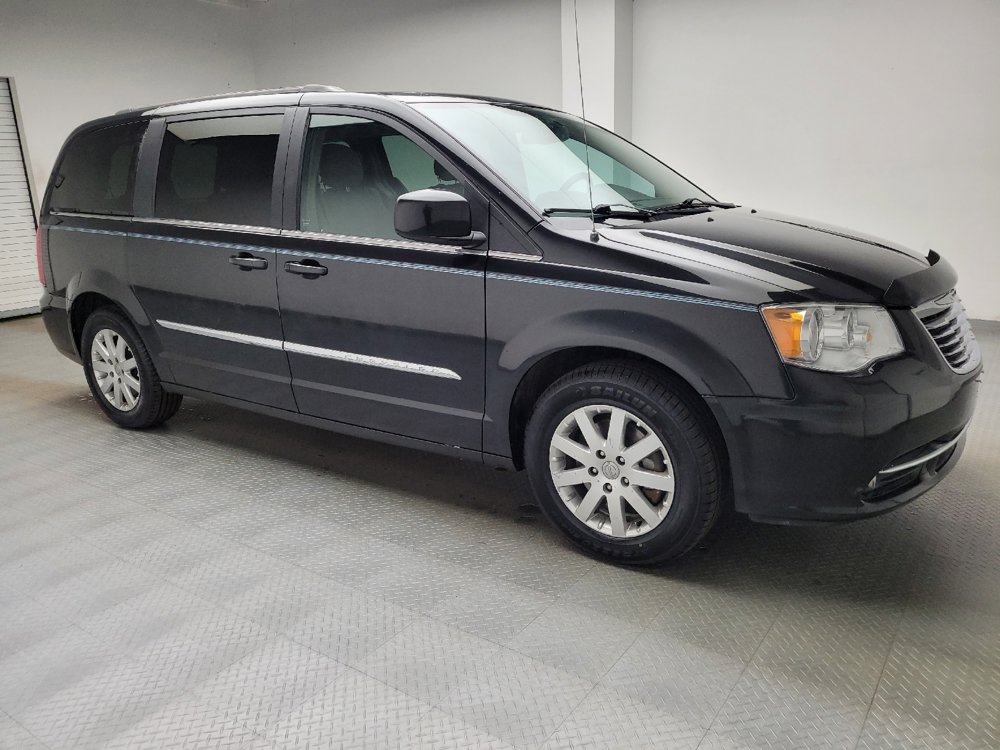 Used 2016 Chrysler Town & Country Touring FWD image 11