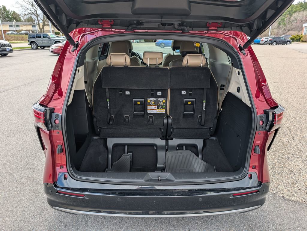 Used 2022 Toyota Sienna Limited image 13