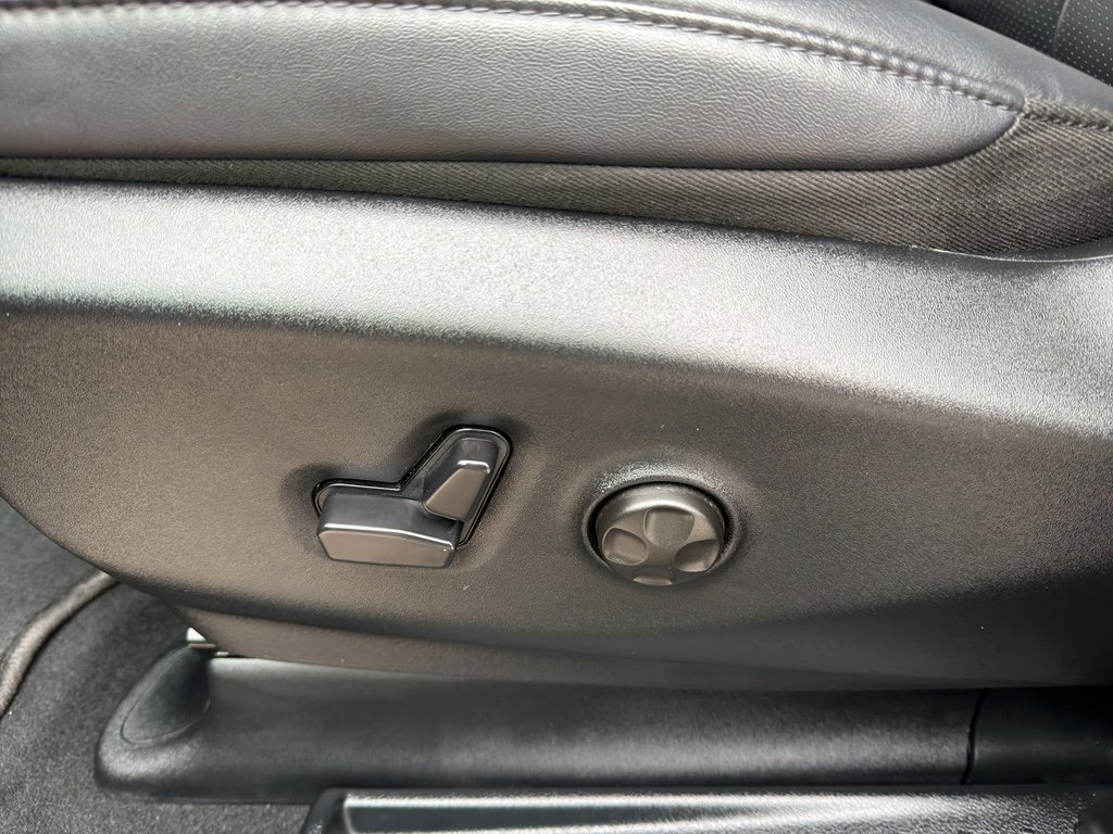 Used 2026 Chrysler Pacifica Select image 15