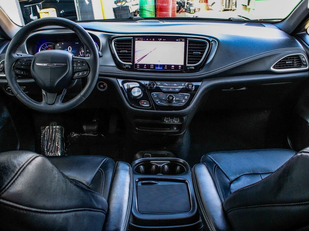 Used 2022 Chrysler Pacifica Touring-L w/ Uconnect Theater Family Group image 36