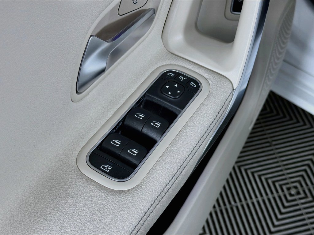 Used 2023 Mercedes-Benz CLA 250 4MATIC w/ Premium Package image 17