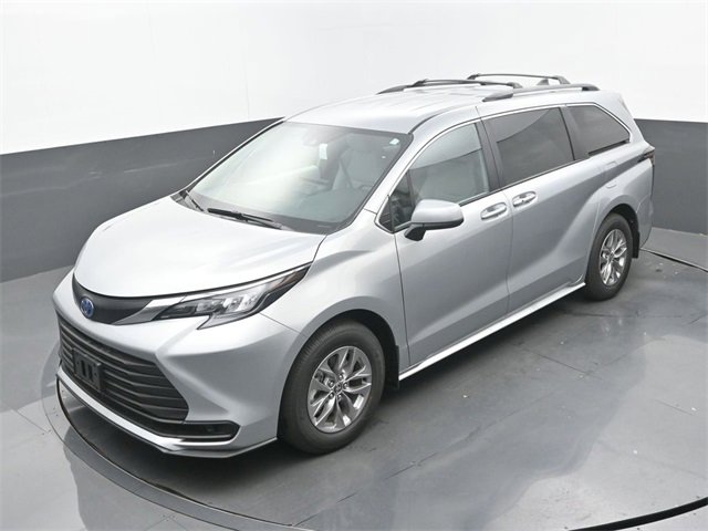 Used 2025 Toyota Sienna LE image 16