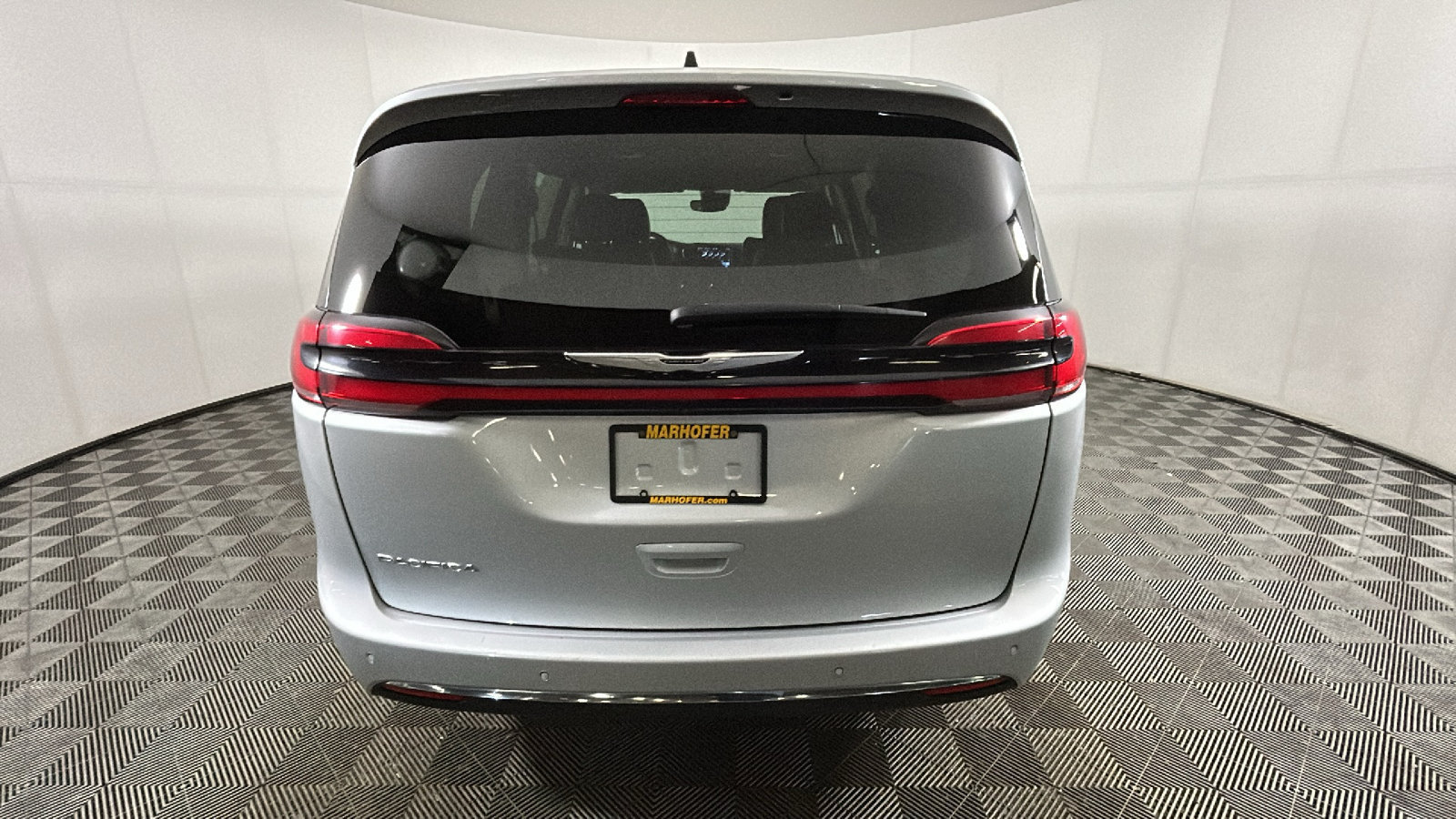 Used 2024 Chrysler Pacifica Touring-L FWD image 4