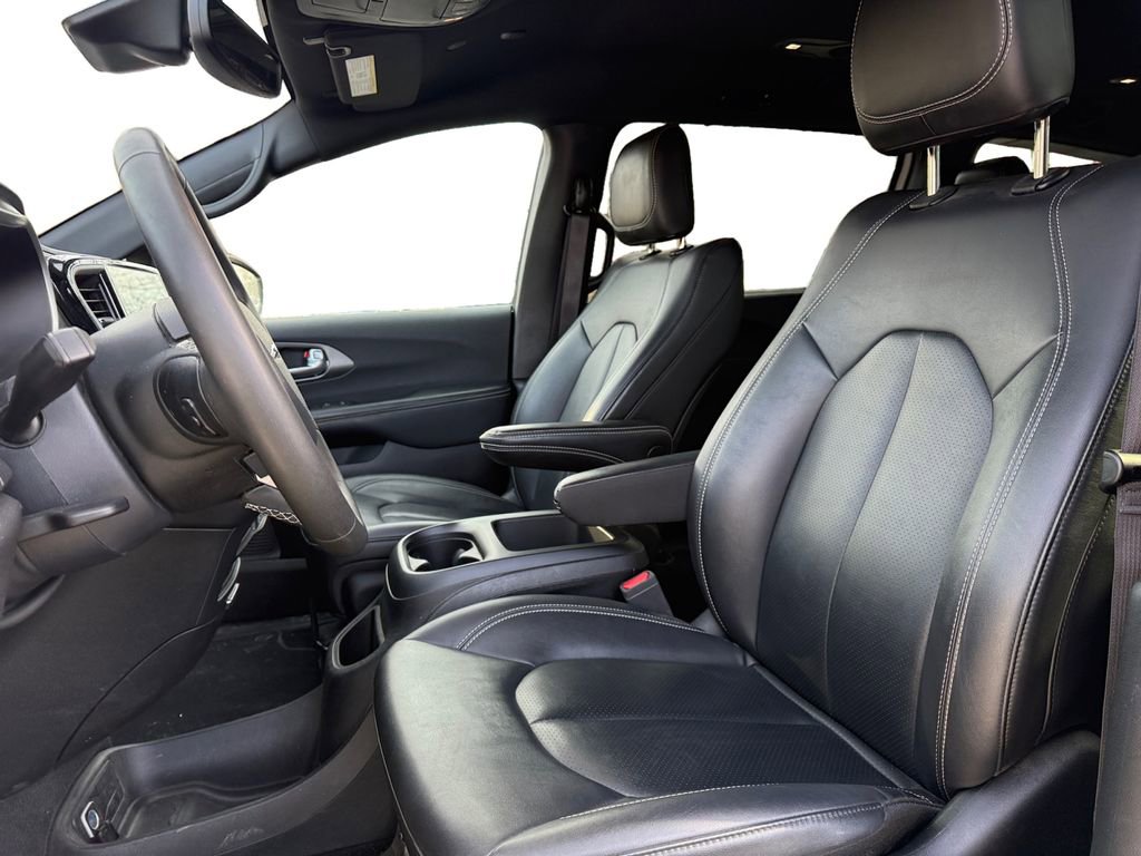 Used 2025 Chrysler Pacifica Select image 9