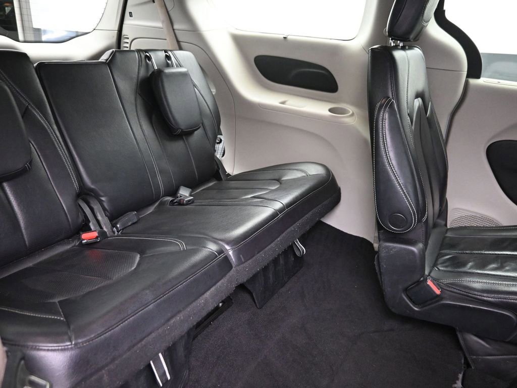 Used 2022 Chrysler Pacifica Touring-L image 9