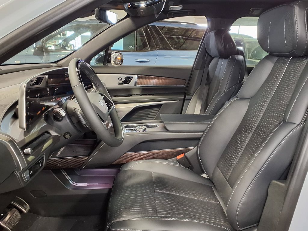New 2027 Cadillac Vistiq Luxury AWD/4WD image 13