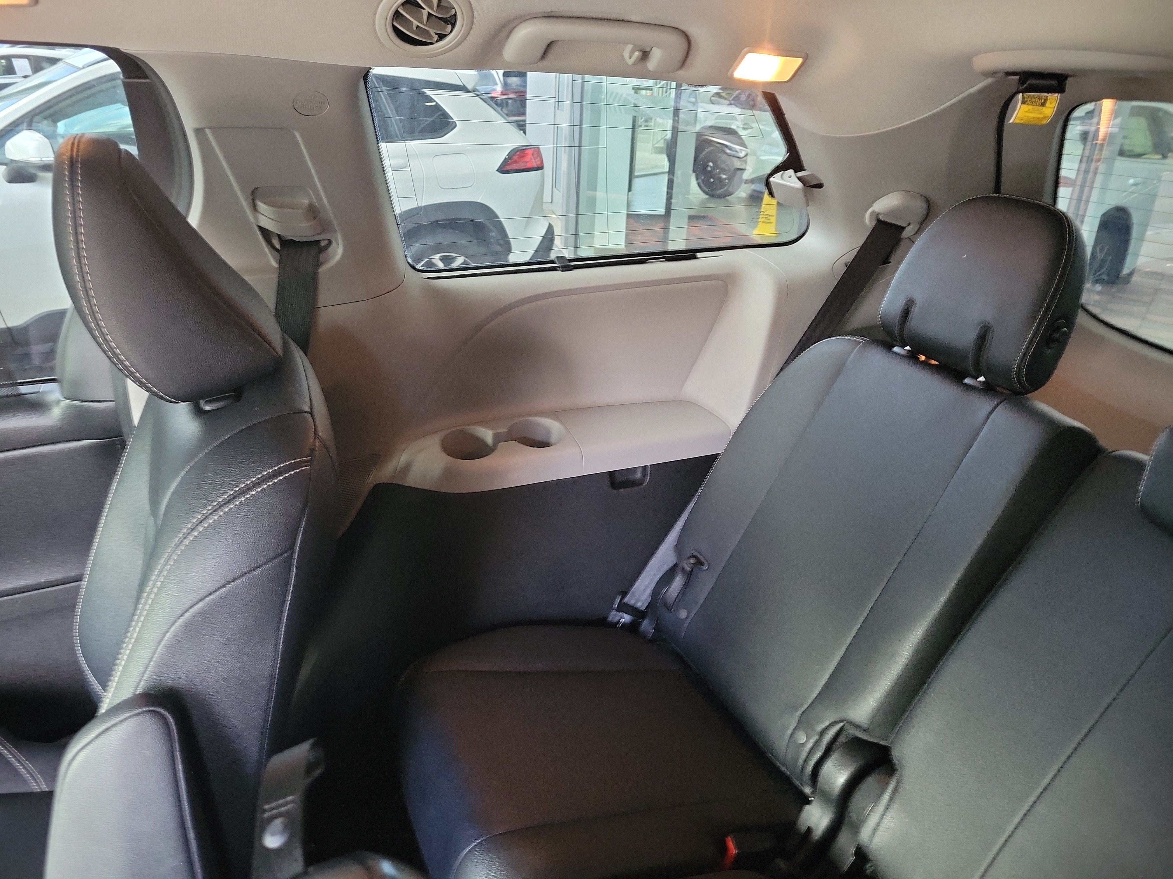 Used 2020 Toyota Sienna SE FWD image 14