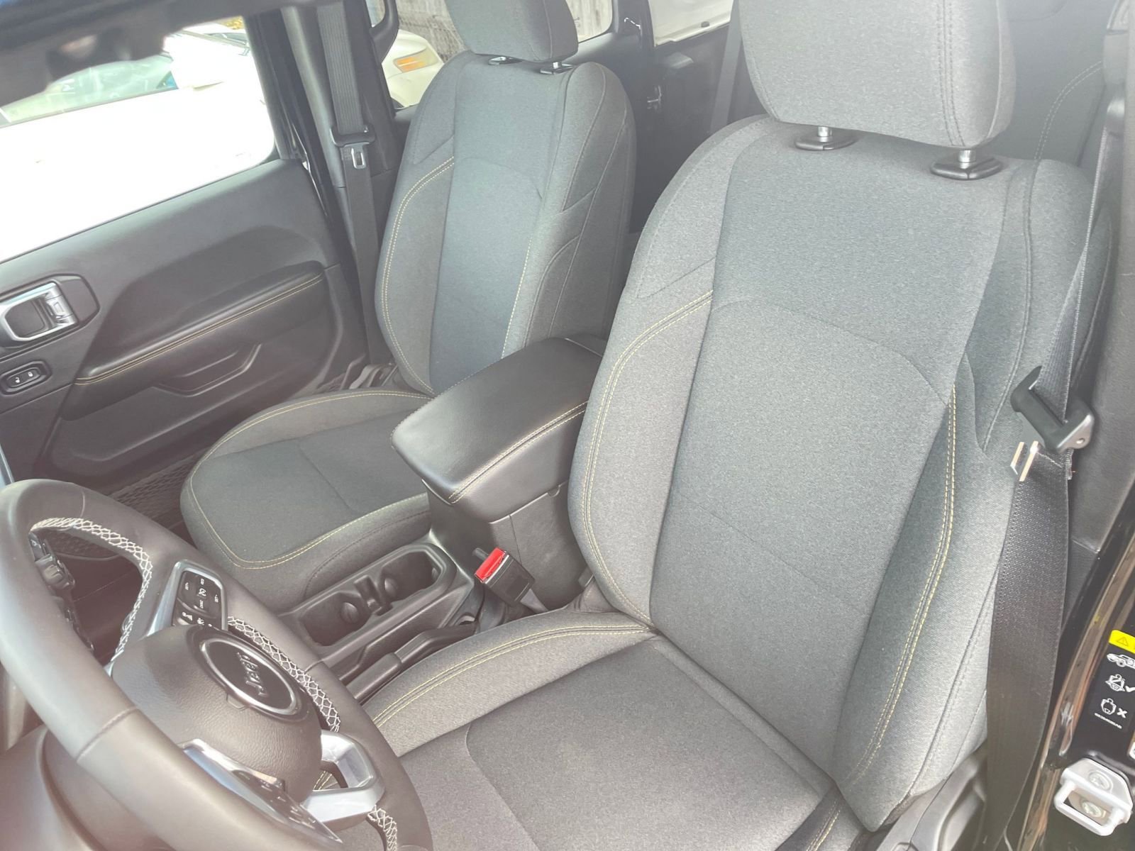 Used 2025 Jeep Wrangler Sahara image 36