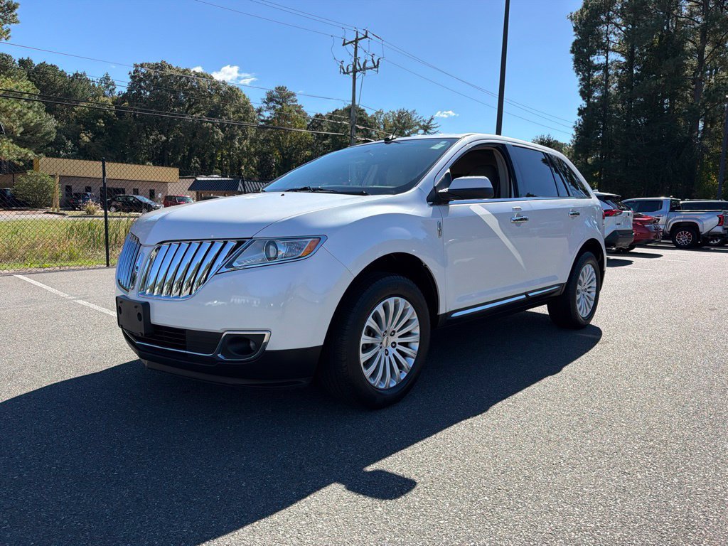 Used 2012 Lincoln MKX FWD image 2