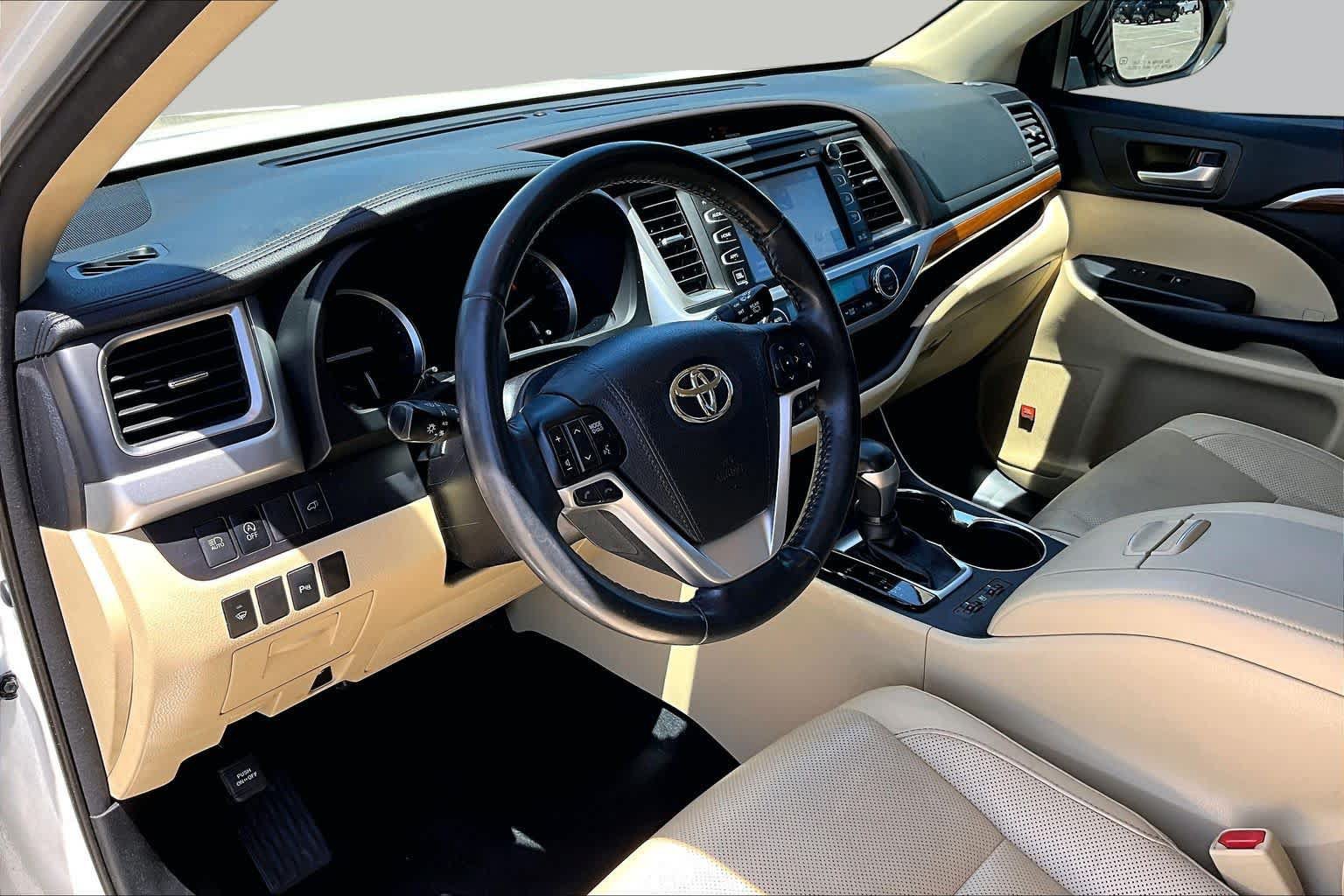 Used 2018 Toyota Highlander Limited FWD image 18