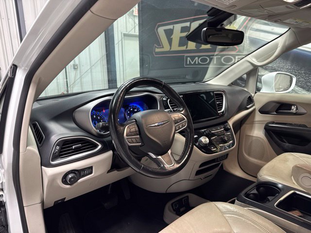 Used 2021 Chrysler Pacifica Touring-L FWD image 5