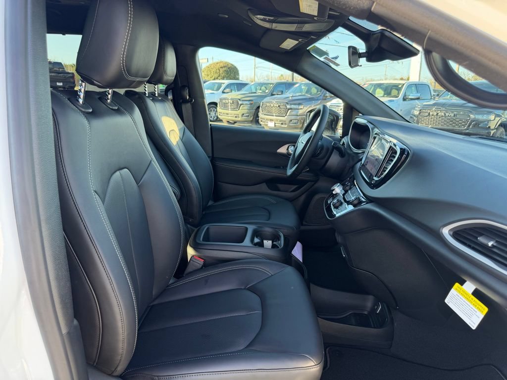 New 2026 Chrysler Voyager LX FWD image 31