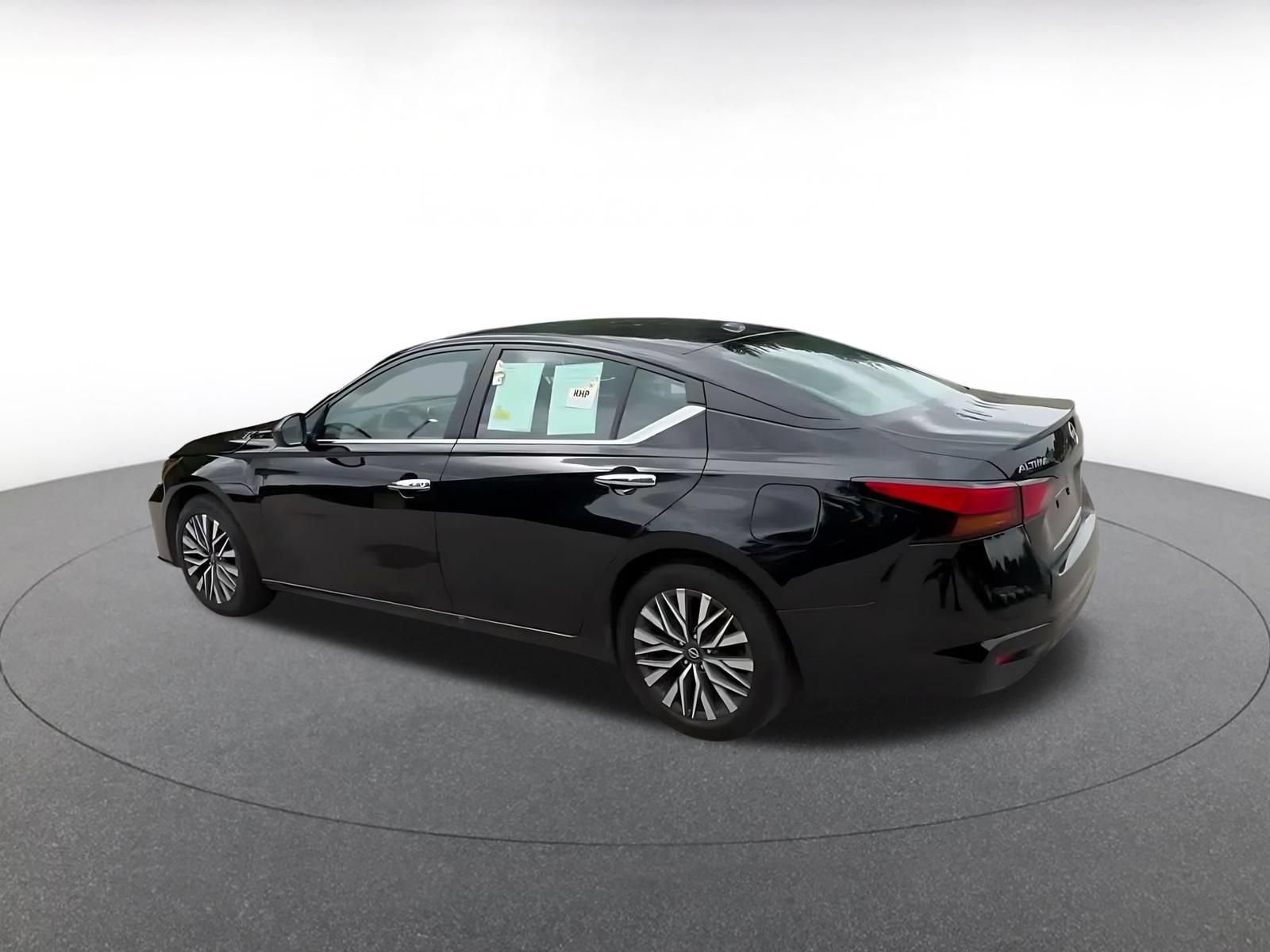 Used 2025 Nissan Altima 2.5 SV FWD image 9