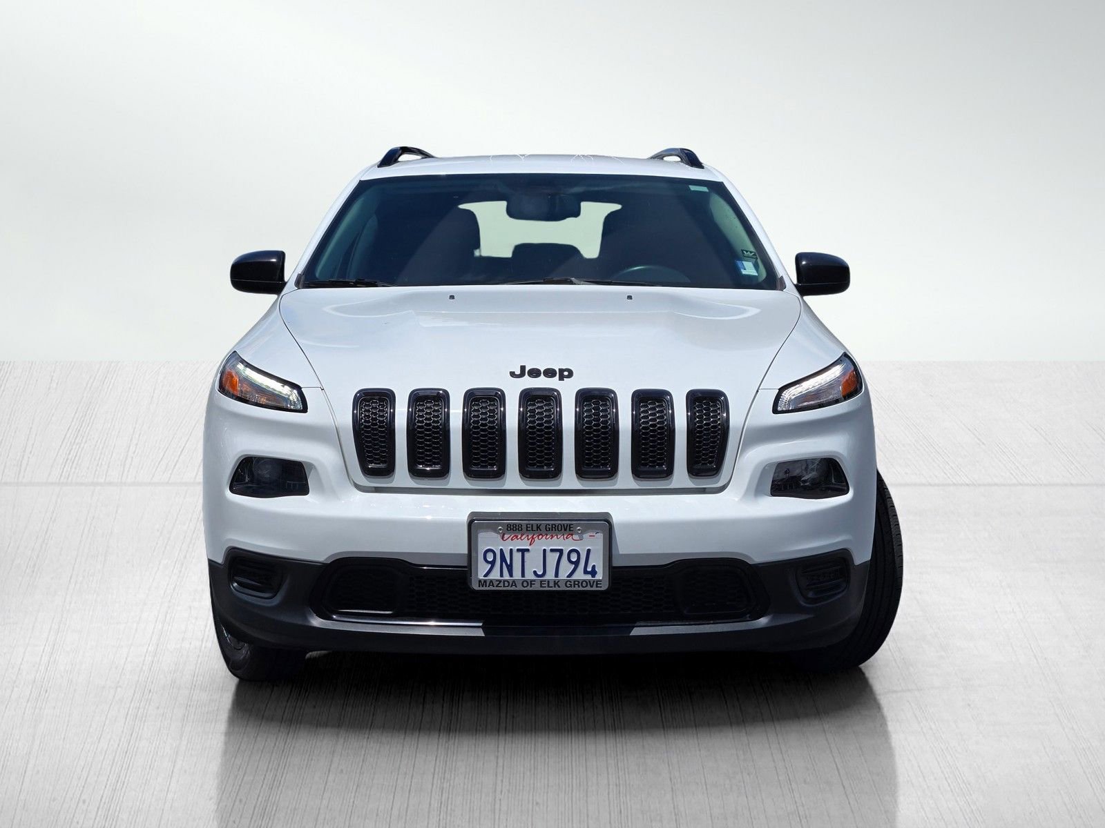 Used 2017 Jeep Cherokee Sport FWD image 2