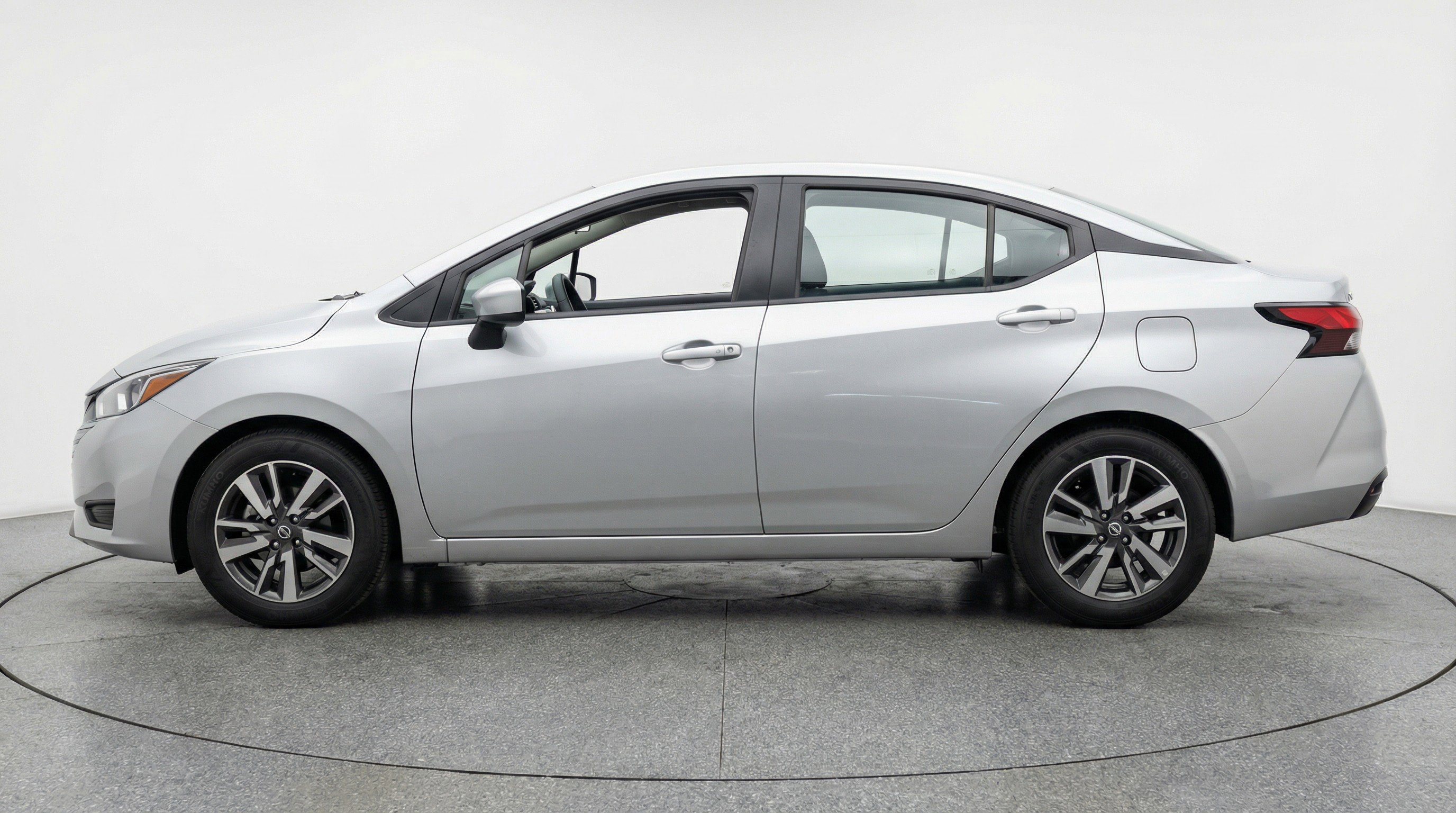 Used 2025 Nissan Versa SV FWD image 5
