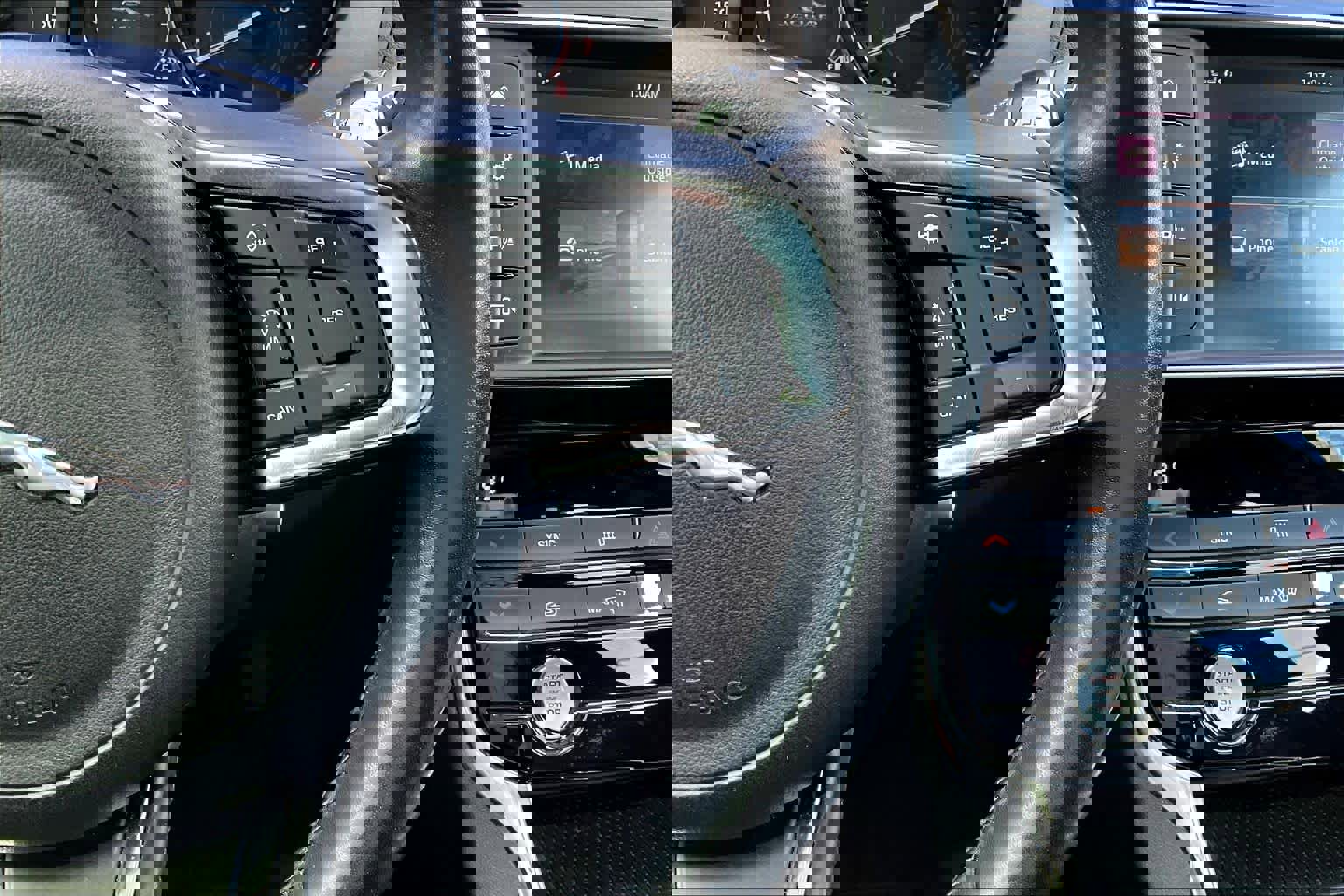 Used 2018 Jaguar XE R-Sport image 23