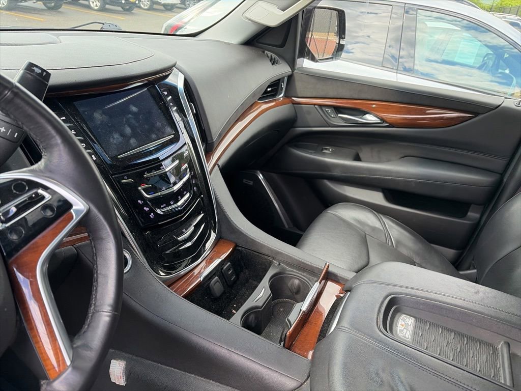 Used 2017 Cadillac Escalade Luxury AWD/4WD image 11