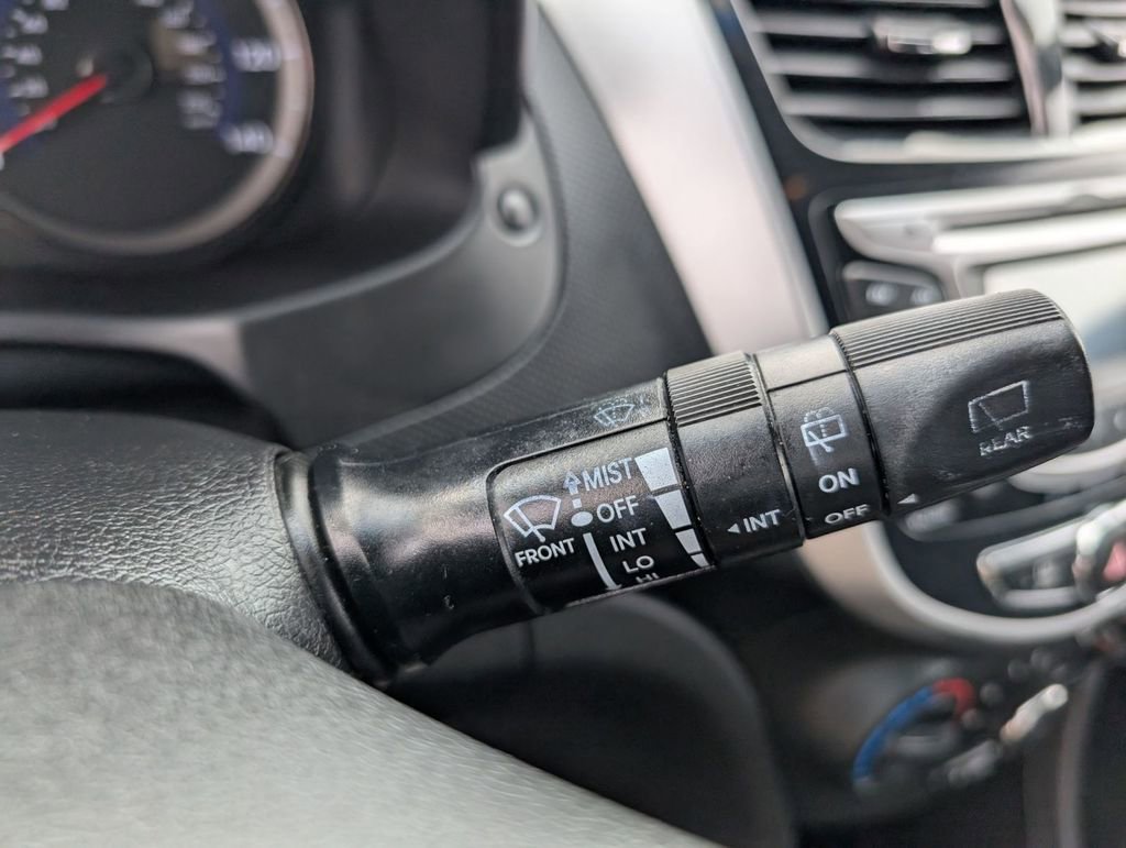 Used 2013 Hyundai Accent SE image 27