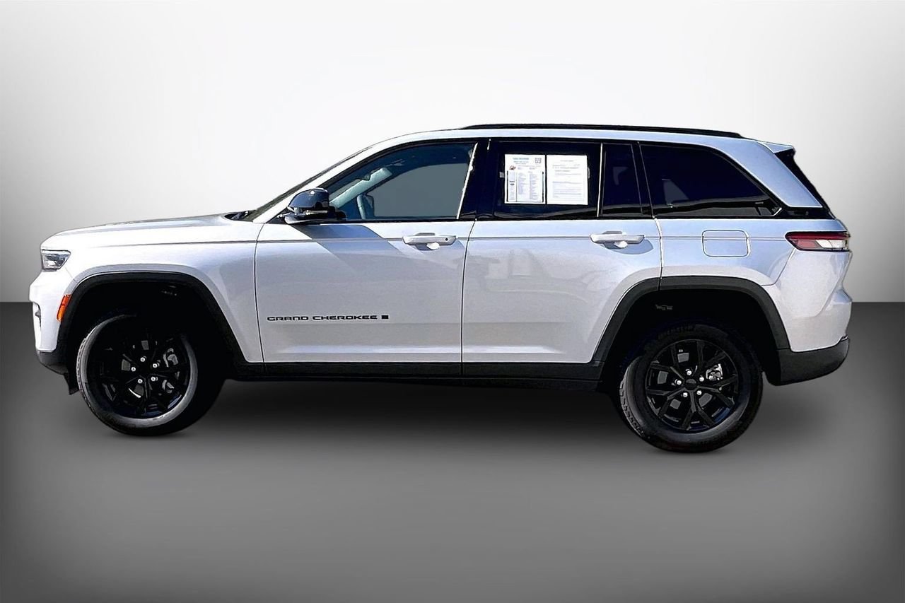 Certified 2025 Jeep Grand Cherokee Altitude AWD/4WD image 5