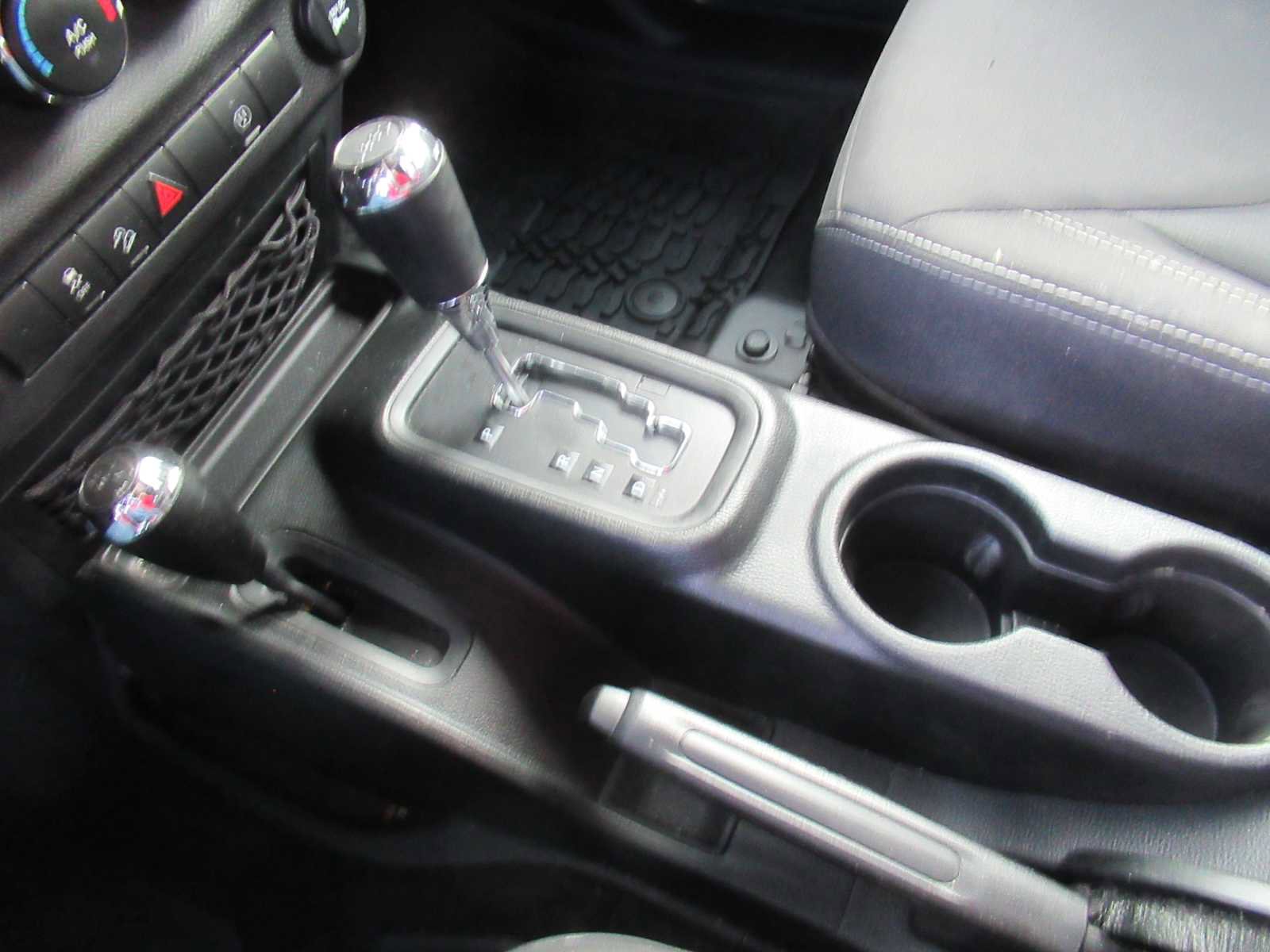 Used 2018 Jeep Wrangler Unlimited Sahara w/ Connectivity Group image 33