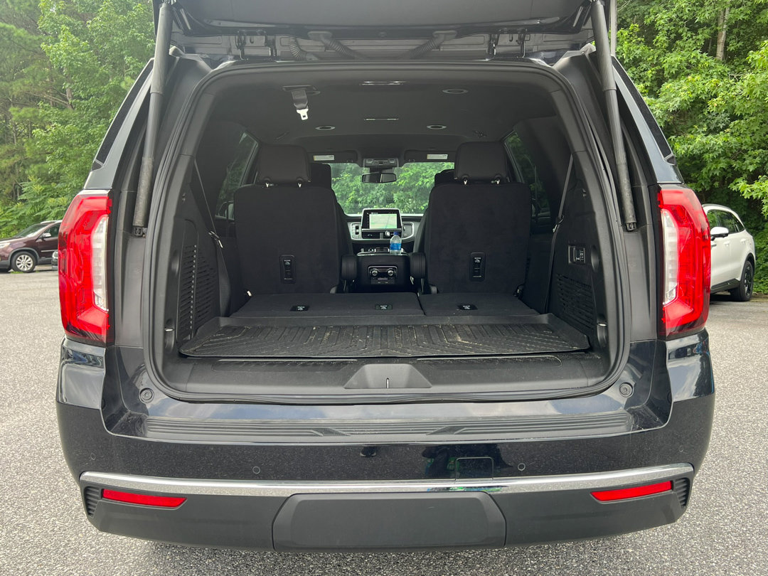 Used 2024 GMC Yukon SLT w/ SLT Luxury Package image 6