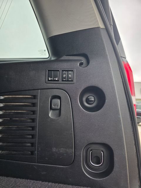 Used 2017 Chevrolet Suburban Premier image 13