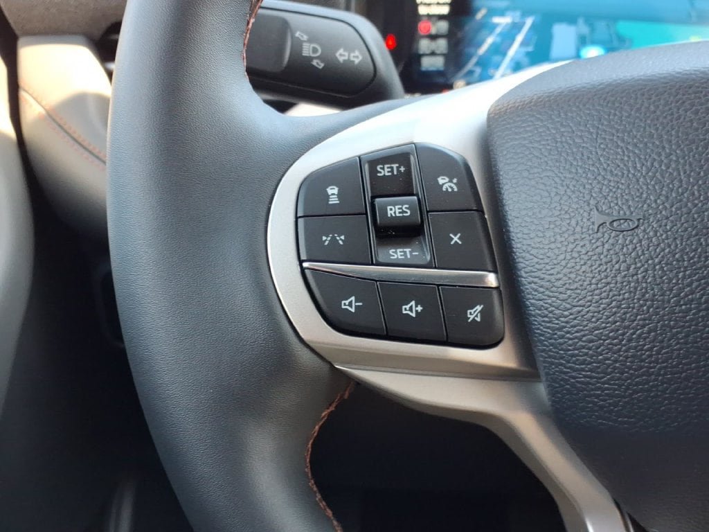 Used 2025 Ford Explorer Active AWD/4WD image 28