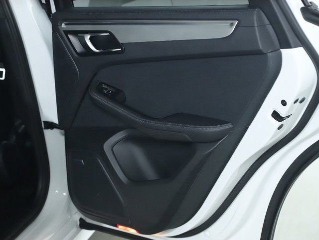 Used 2021 Porsche Macan Turbo image 34