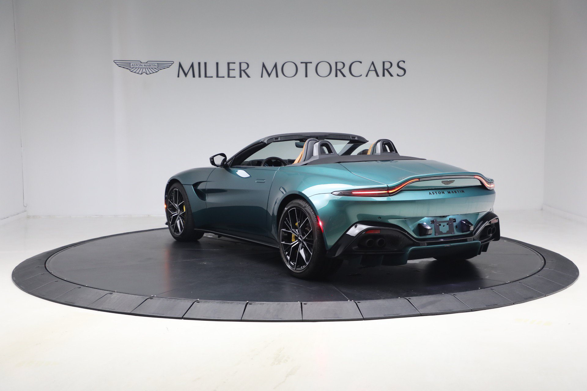Used 2023 Aston Martin V8 Vantage Roadster RWD image 5