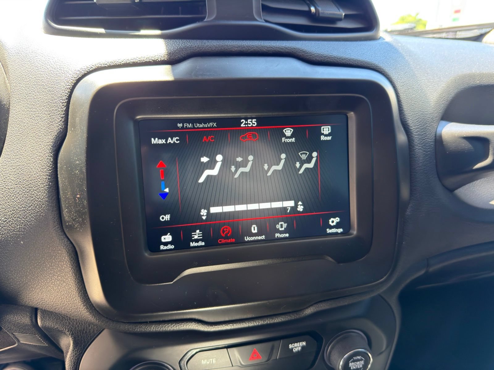Used 2018 Jeep Renegade Latitude w/ Cold Weather Group AWD/4WD image 23