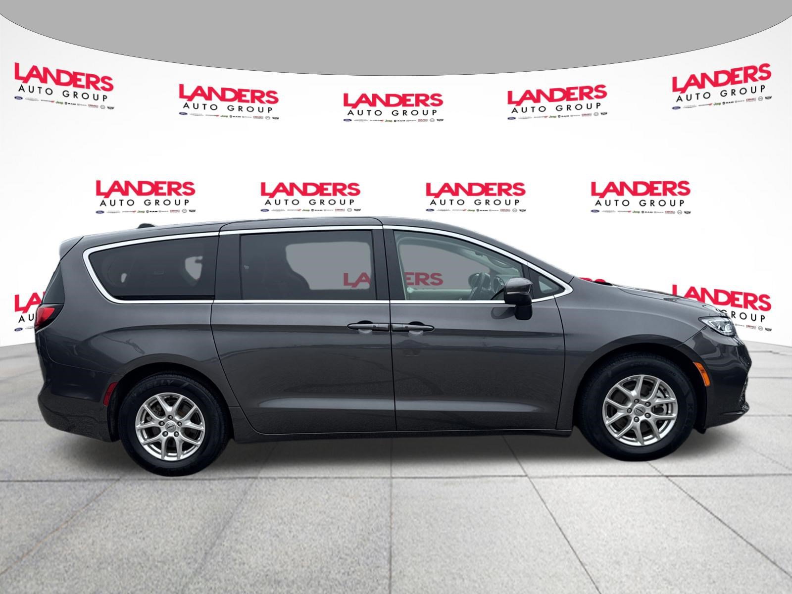 Used 2023 Chrysler Pacifica Touring-L FWD image 2
