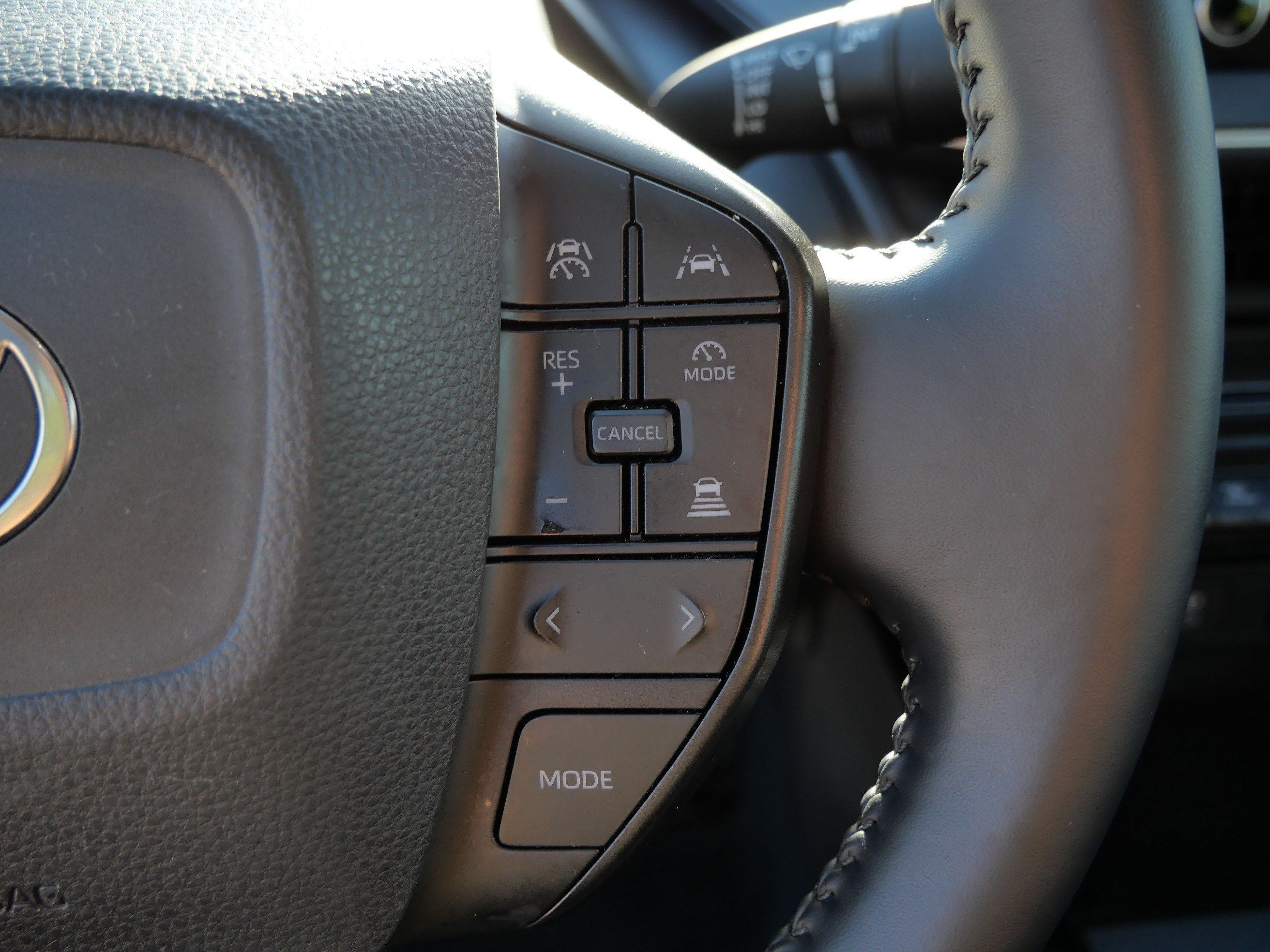 Certified 2025 Toyota Prius LE FWD image 29