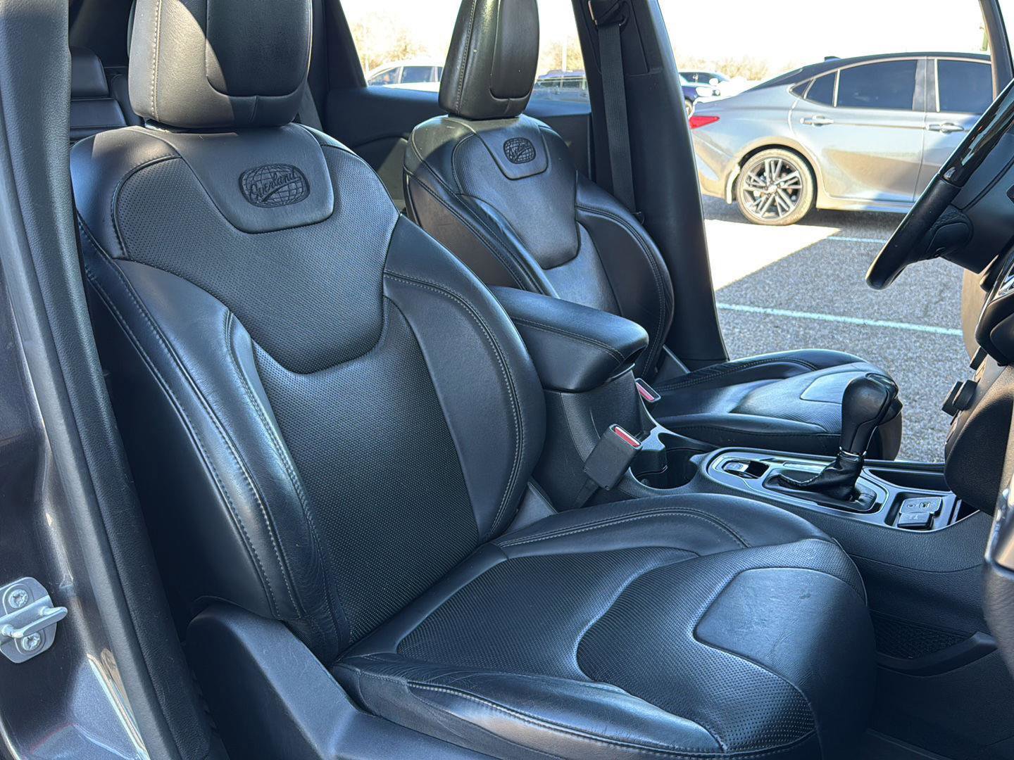 Used 2019 Jeep Cherokee Overland w/ Technology Group image 16