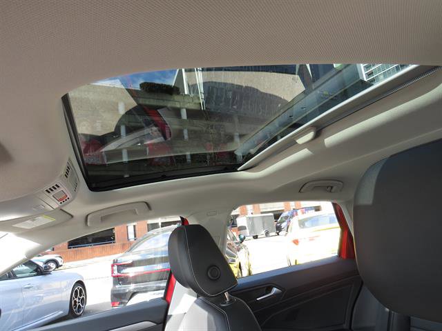 Used 2023 Volkswagen Jetta SE w/ Panoramic Sunroof Package image 19